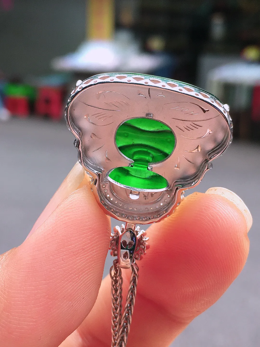 满绿佛公吊坠，色泽均匀浓郁，玉质细腻，荧光感超
强，饱满圆润，尽显优雅气质，18k
金豪华镶嵌