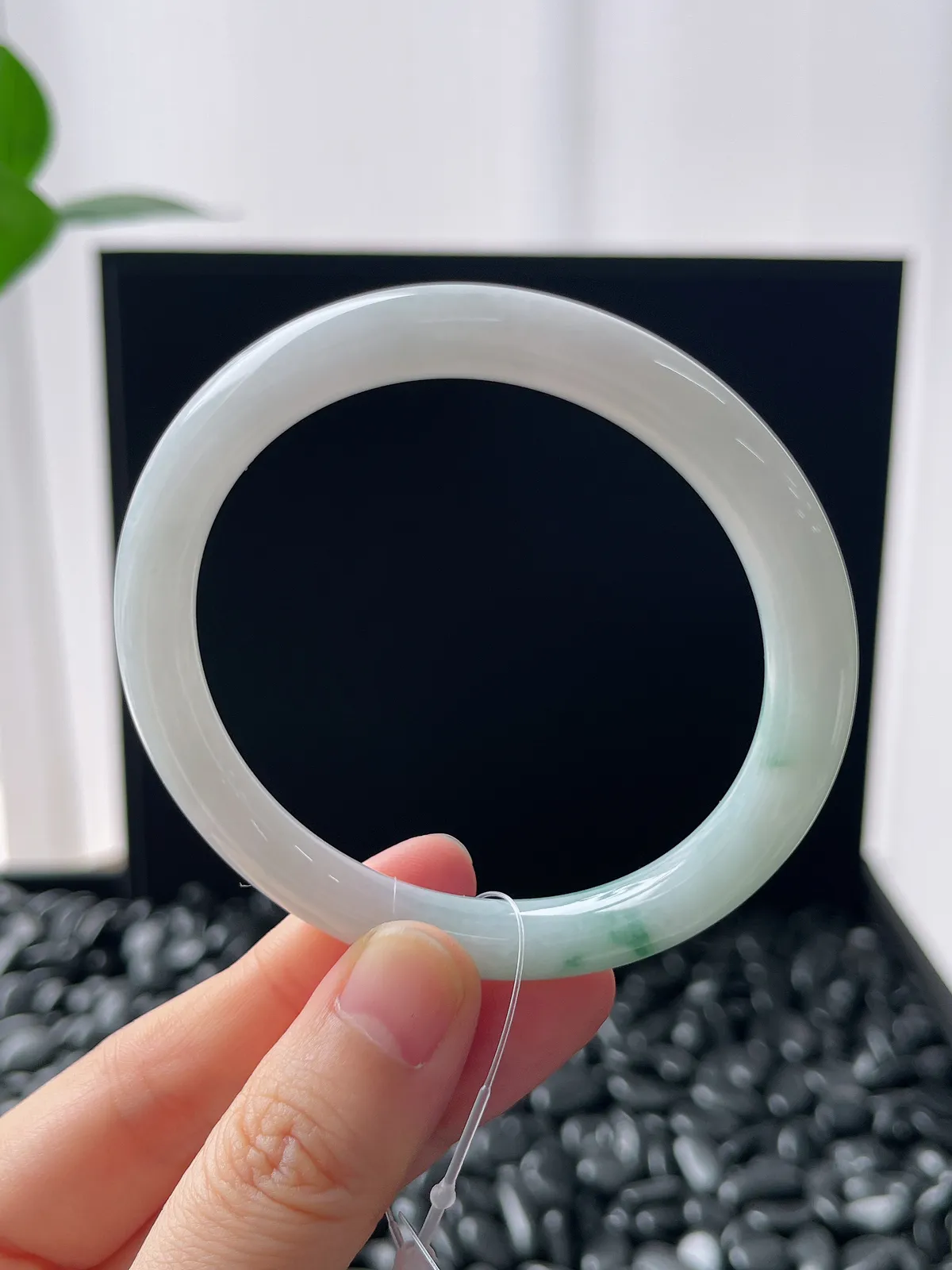 圆镯53.2圈口，翡翠糯化种淡绿色手镯