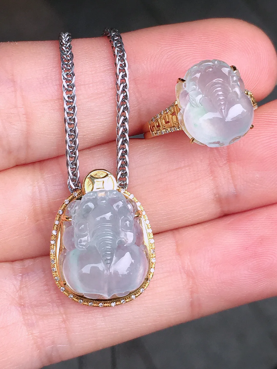 冰种貔貅套装（吊坠+戒指），玉质细腻，荧光感超
强，饱满圆润，尽显优雅气质，18k
金豪华镶嵌