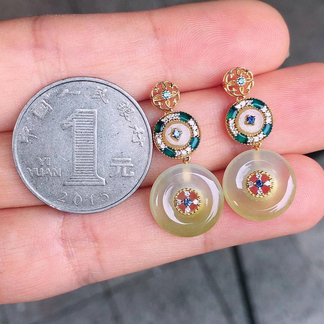 黄翡平安扣耳坠，色泽均匀艳丽，玉质细腻，荧光感超
强，饱满圆润，尽显优雅气质，18k
金豪华镶嵌