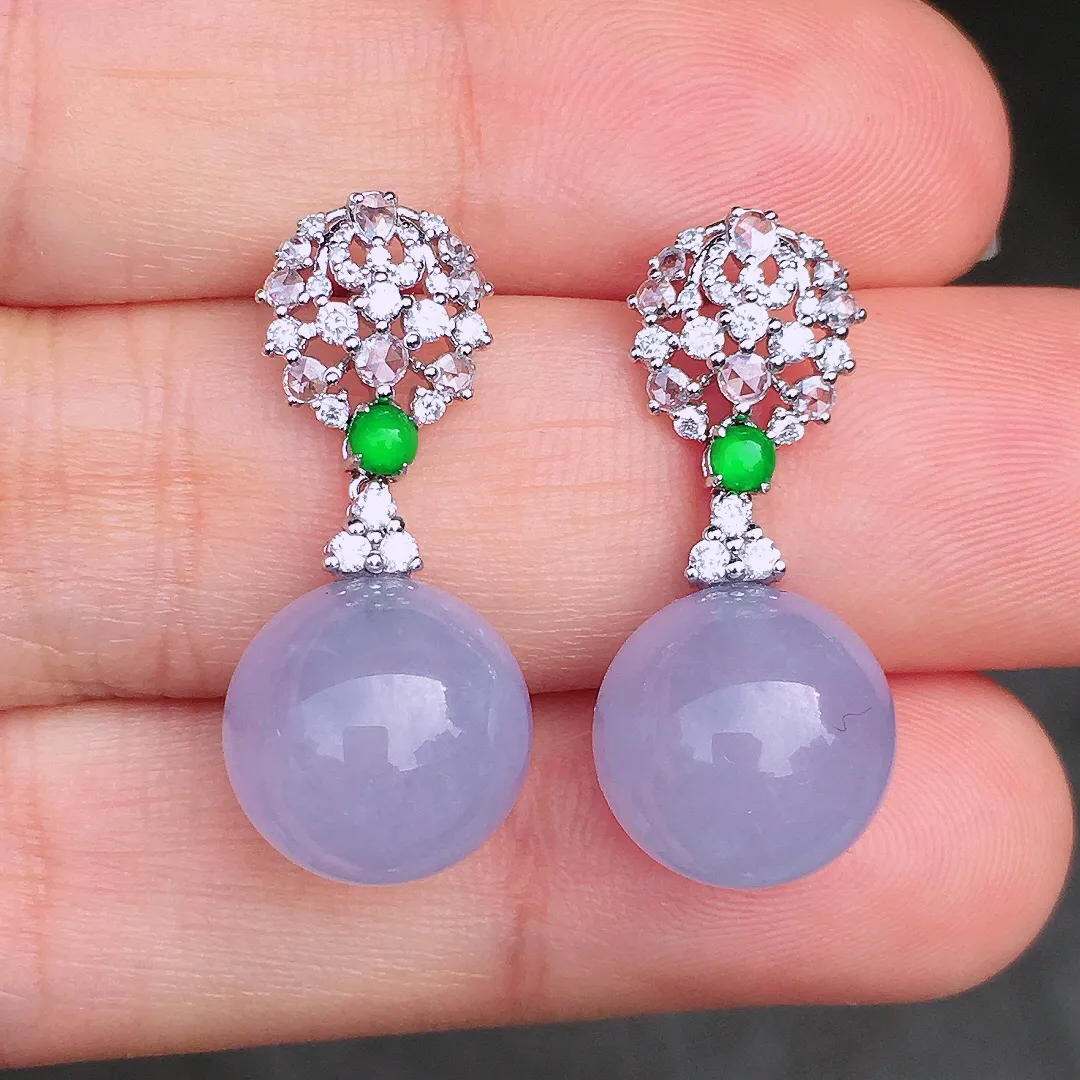 紫罗兰珠子耳坠，色泽均匀艳丽，玉质细腻，荧光感超
强，饱满圆润，尽显优雅气质，18k
金豪华镶嵌