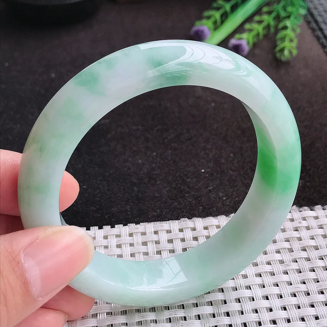 天然A货翡翠57.8/14.2/9.2老坑精美温润飘绿手镯宽边玉手镯