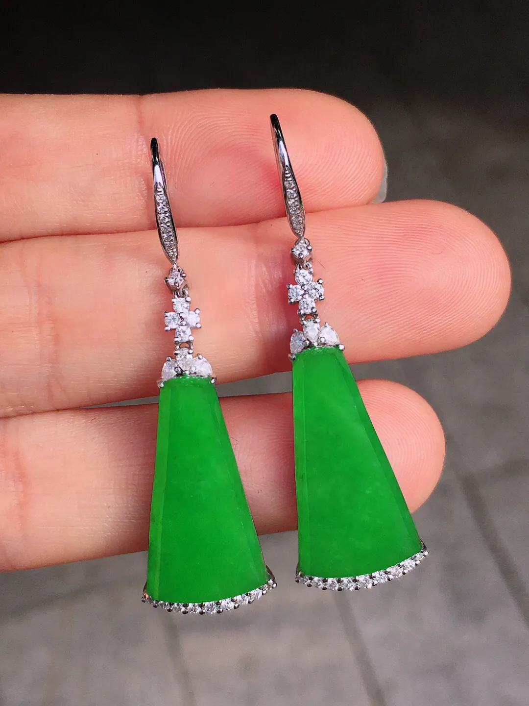 阳绿无事牌耳坠，色泽均匀艳丽，玉质细腻，荧光感超
强，饱满圆润，尽显优雅气质，18k
金豪华镶嵌