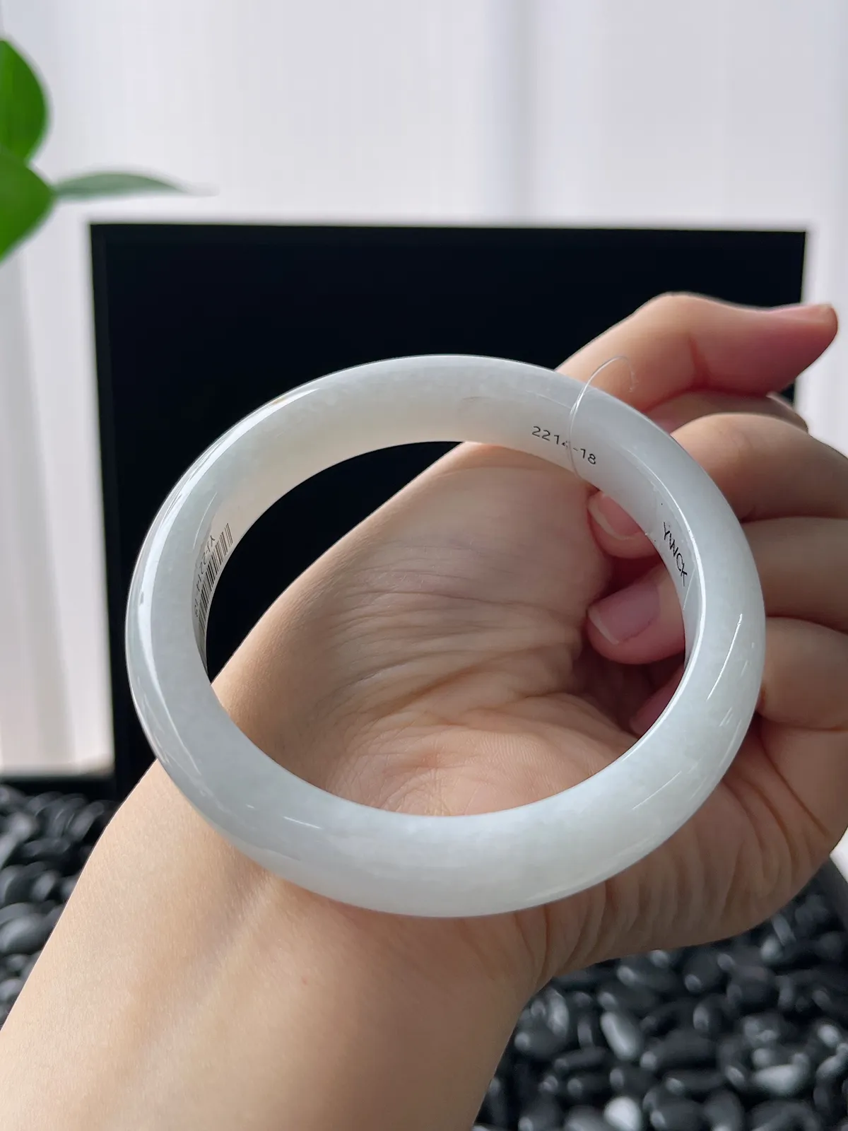 正圈58圈口，翡翠糯化种白色手镯