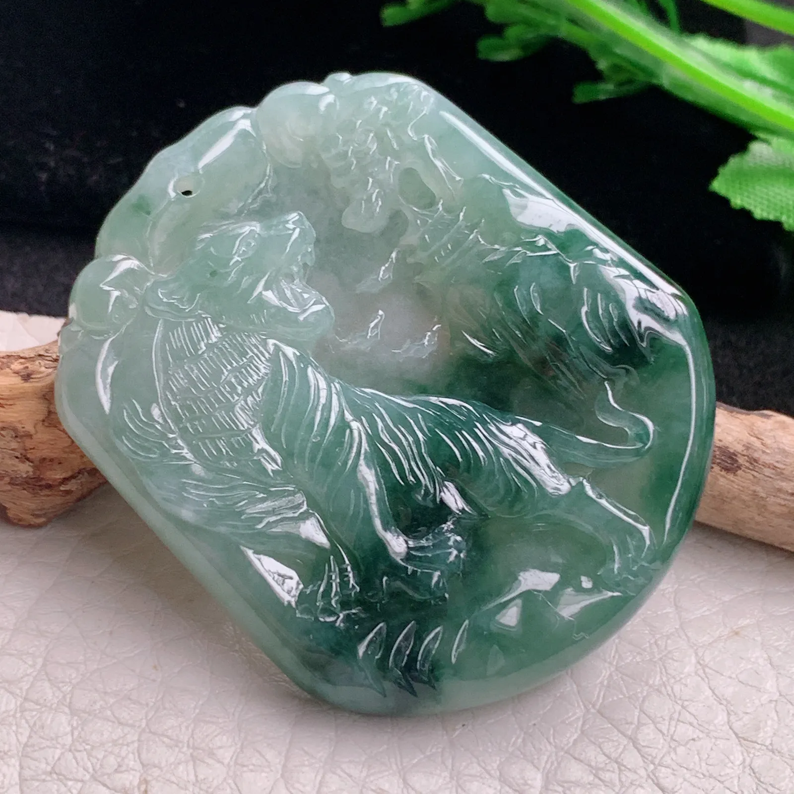 kh自然光49.9*42*5.5天然缅甸翡翠飘花上山虎 生肖虎玉吊坠 玉挂件