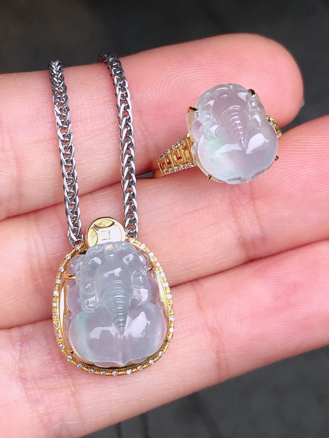 冰种貔貅套装（吊坠+戒指），玉质细腻，荧光感超
强，饱满圆润，尽显优雅气质，18k
金豪华镶嵌