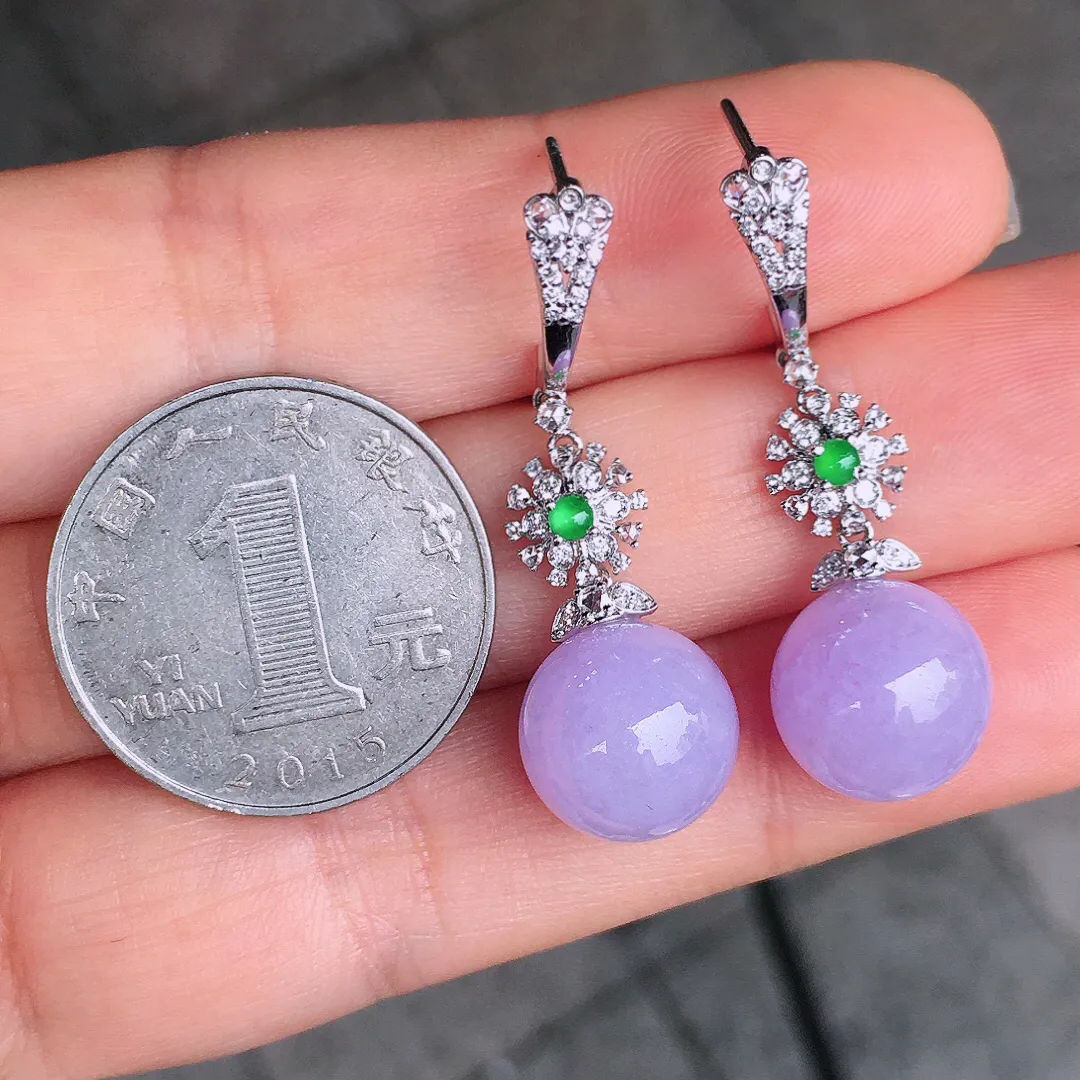 紫罗兰珠子耳坠，色泽均匀艳丽，玉质细腻，荧光感超
强，饱满圆润，尽显优雅气质，18k
金豪华镶嵌