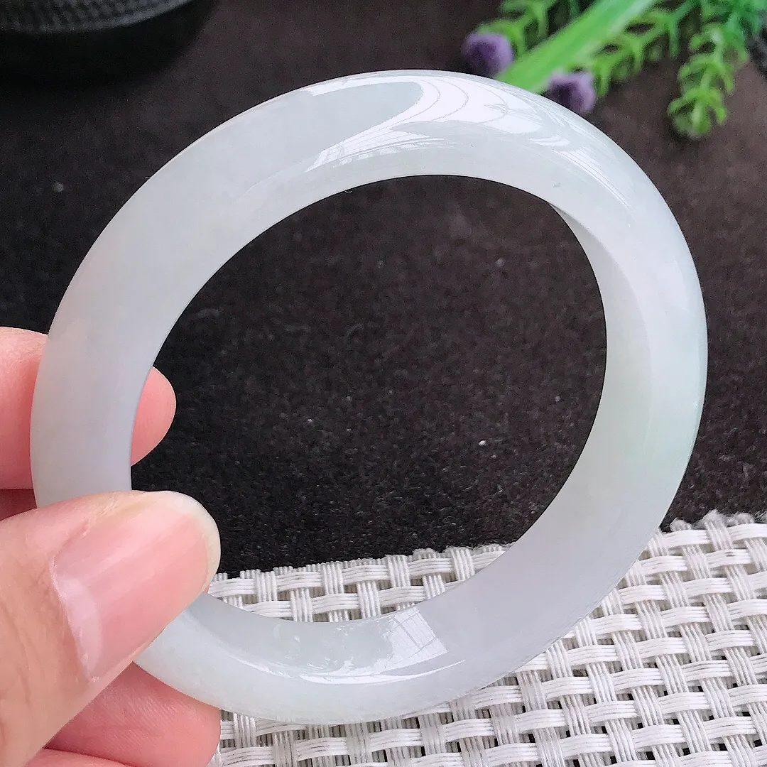 天然A货翡翠55.5/12.3/9老坑冰润果冻胶月光白手镯宽边玉手镯