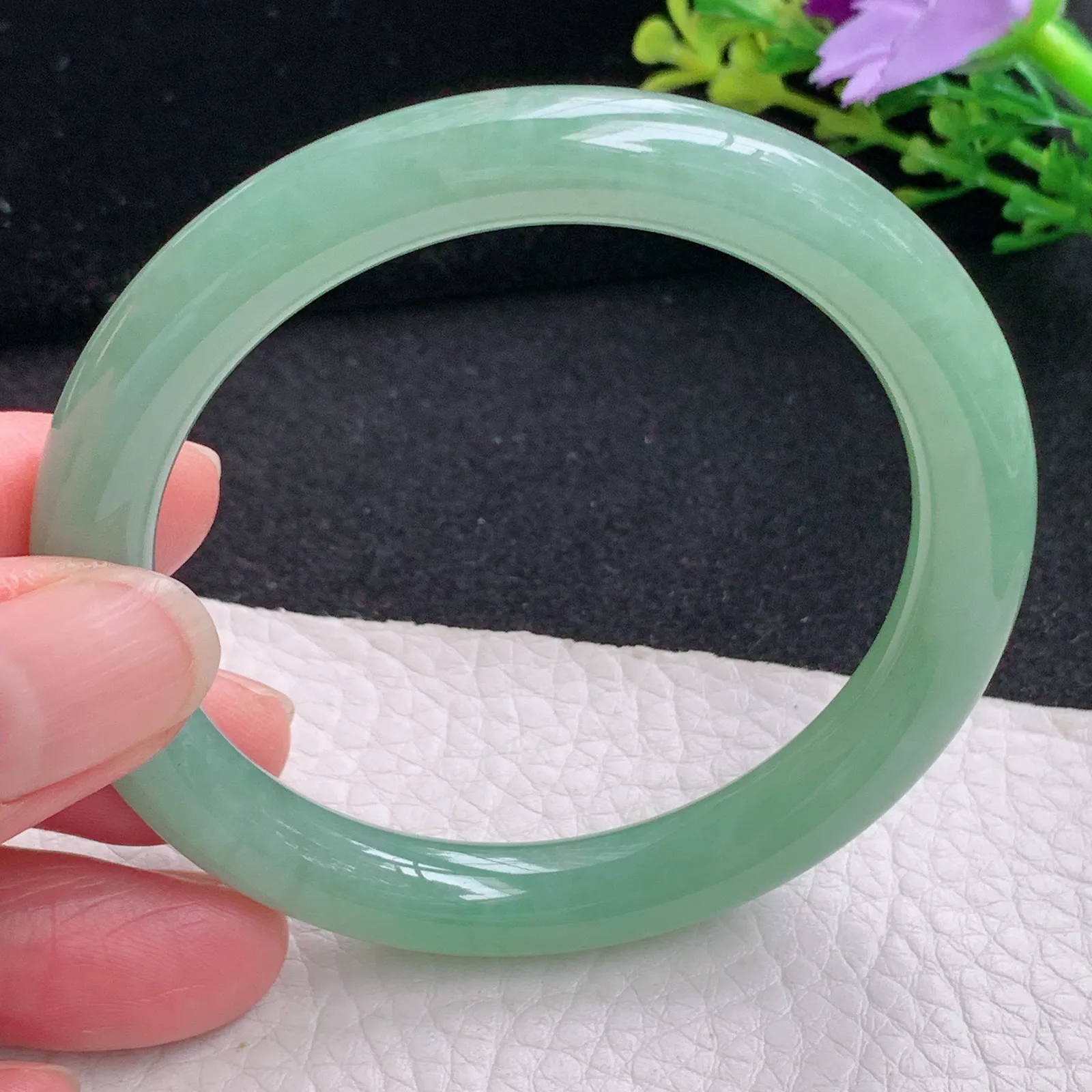 n自然光54*8.8叮当镯 缅甸翡翠a货玉手镯黄加绿圆条玉手环