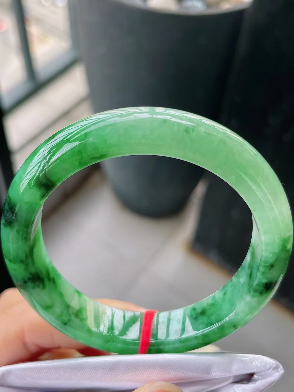 【翡翠名称】老种冰飘花56正圈口翡翠手镯
【翡翠尺寸】56-13-9.2mm适合55-57正圈口佩戴  宝贝是自然光实拍哈
【翡翠描述】缅甸天然翡翠A货，种老水足，玉质细腻，色泽靓丽，性价比高，佩戴效果好！