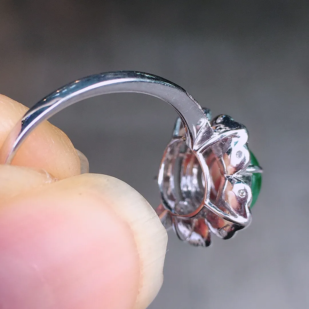 阳绿蛋面戒指，色泽均匀艳丽，玉质细腻，荧光感超
强，饱满圆润，尽显优雅气质，18k
金豪华镶嵌