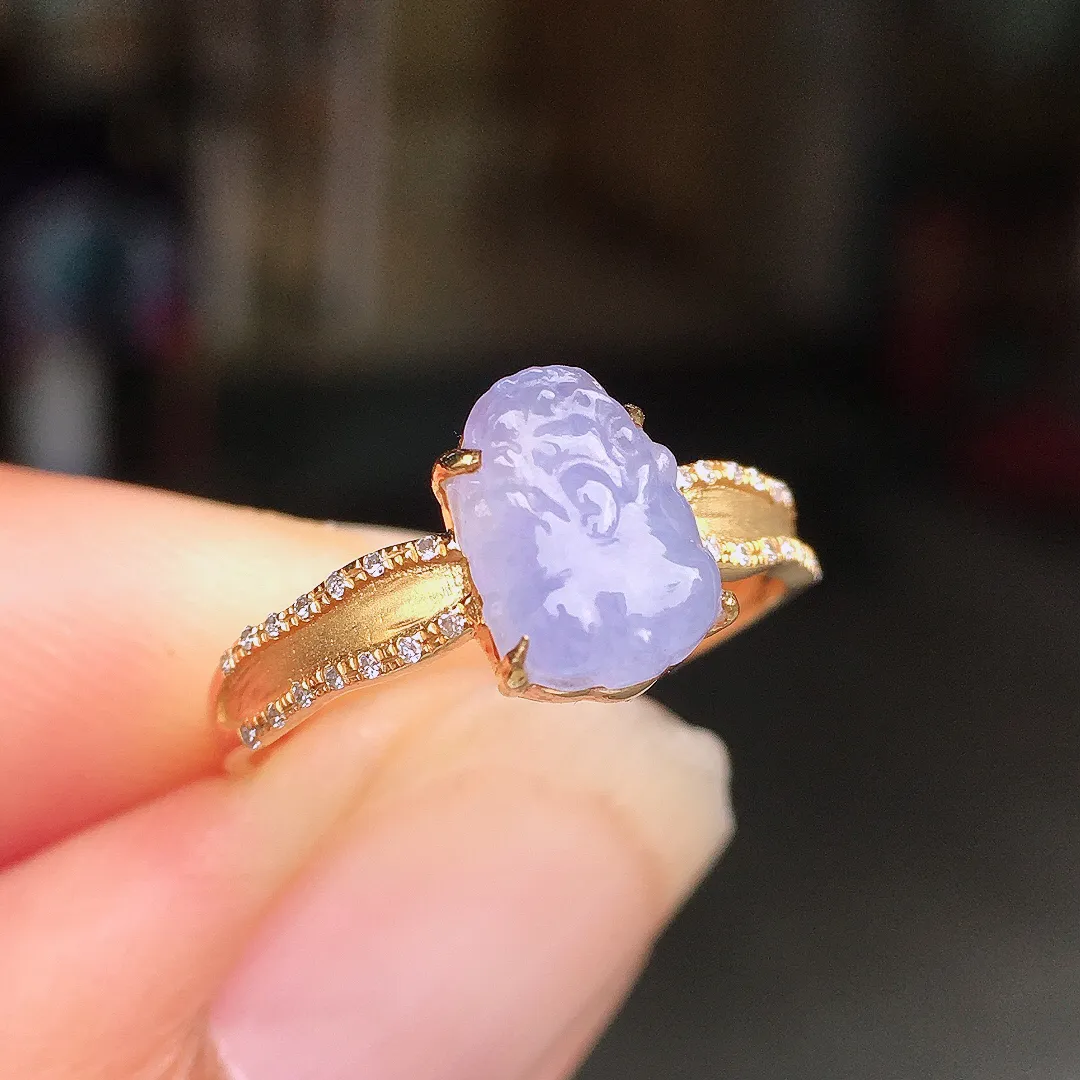 紫罗兰貔貅戒指，色泽均匀艳丽，玉质细腻，荧光感超
强，饱满圆润，尽显优雅气质，18k
金豪华镶嵌