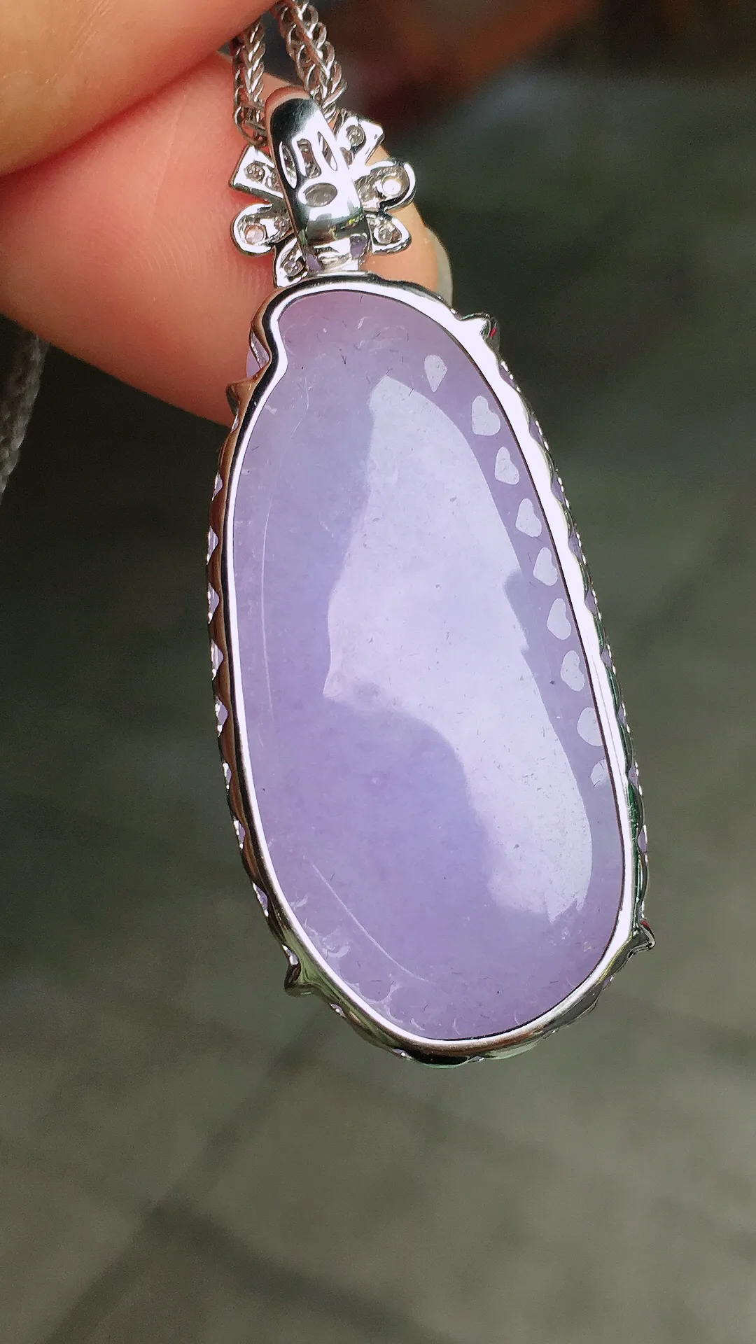 紫罗兰福瓜吊坠，色泽均匀艳丽，玉质细腻，荧光感超
强，饱满圆润，尽显优雅气质，18k
金豪华镶嵌