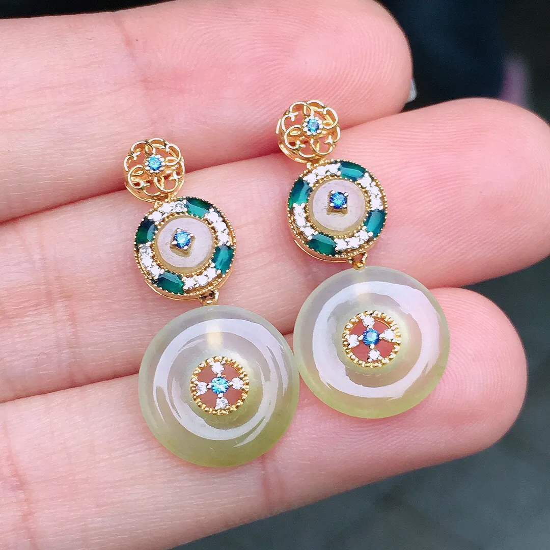 黄翡平安扣耳坠，色泽均匀艳丽，玉质细腻，荧光感超
强，饱满圆润，尽显优雅气质，18k
金豪华镶嵌