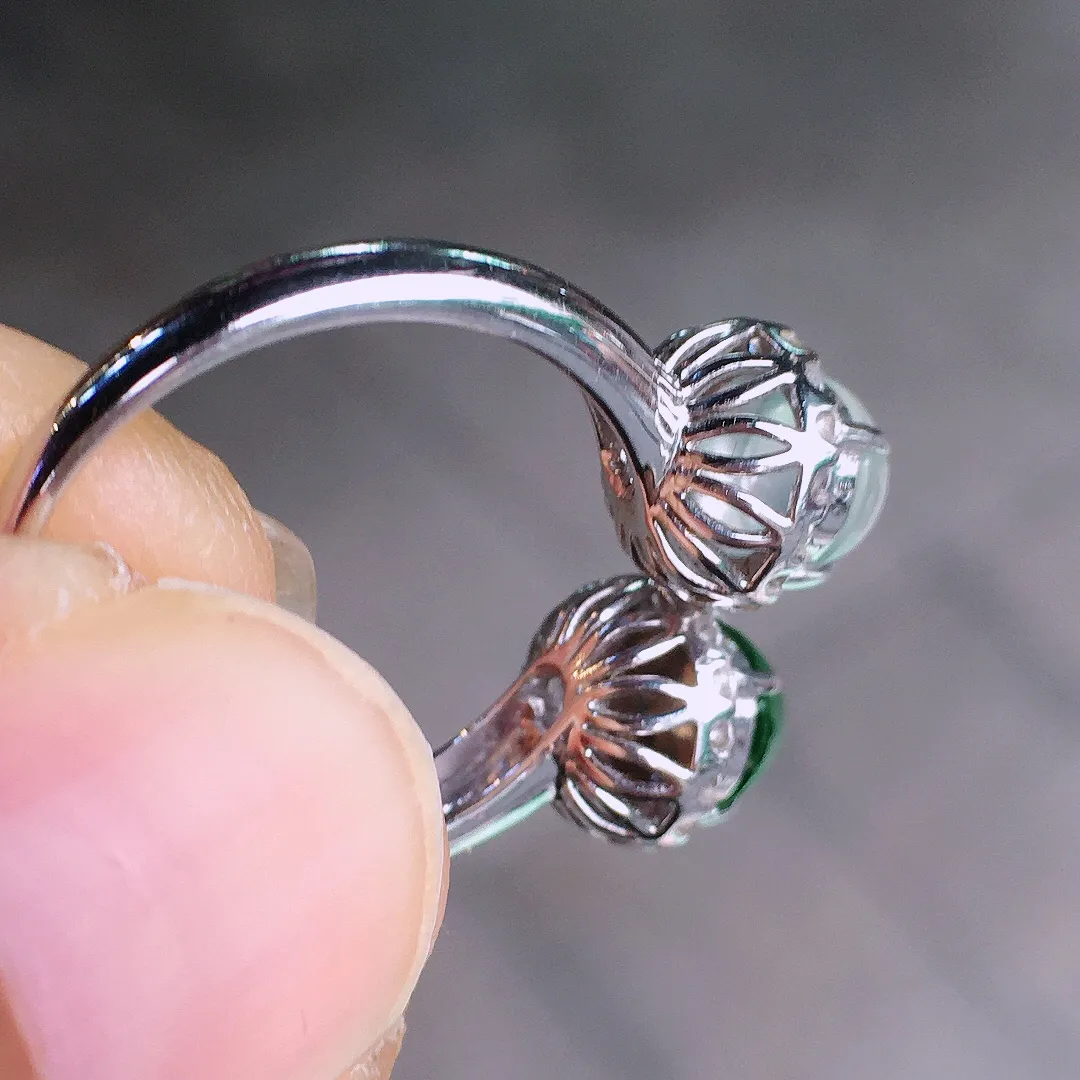 （冰+绿）二合一戒指，色泽均匀艳丽，玉质细腻，荧光感超
强，饱满圆润，尽显优雅气质，18k
金豪华镶嵌