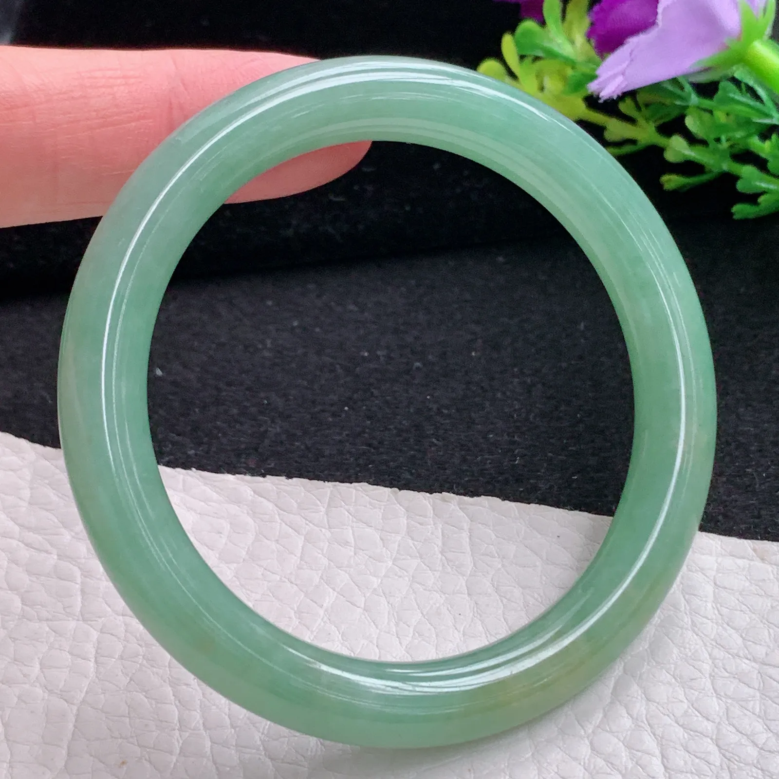 n自然光54*8.8叮当镯 缅甸翡翠a货玉手镯黄加绿圆条玉手环