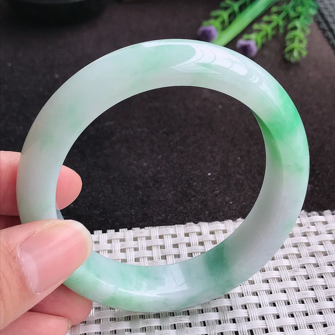 天然A货翡翠57.8/14.2/9.2老坑精美温润飘绿手镯宽边玉手镯