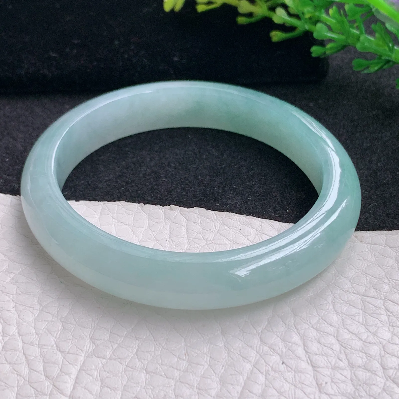 js自然光54*49*10*7.3贵妃镯 缅甸翡翠a货玉手镯清新蛋形宽边玉手环