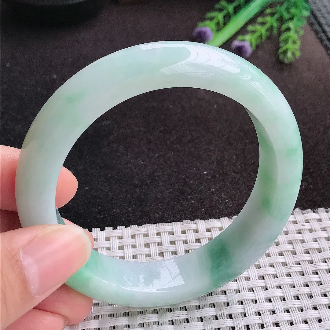 天然A货翡翠57.8/14.2/9.2老坑精美温润飘绿手镯宽边玉手镯