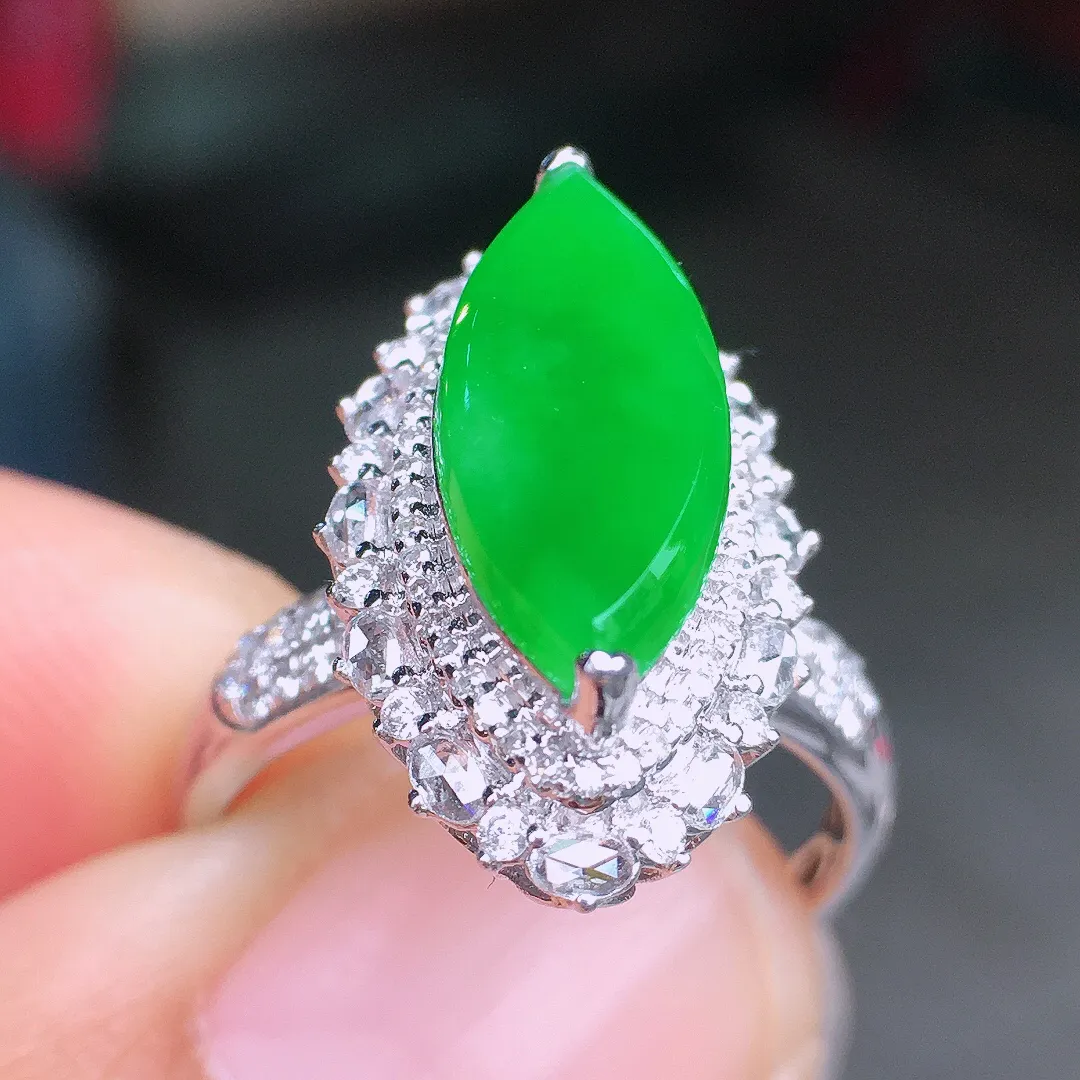 阳绿马眼戒指，色泽均匀艳丽，玉质细腻，荧光感超
强，饱满圆润，尽显优雅气质，18k
金豪华镶嵌