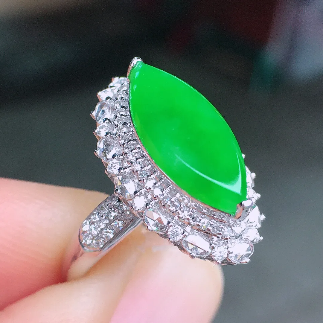 阳绿马眼戒指，色泽均匀艳丽，玉质细腻，荧光感超
强，饱满圆润，尽显优雅气质，18k
金豪华镶嵌