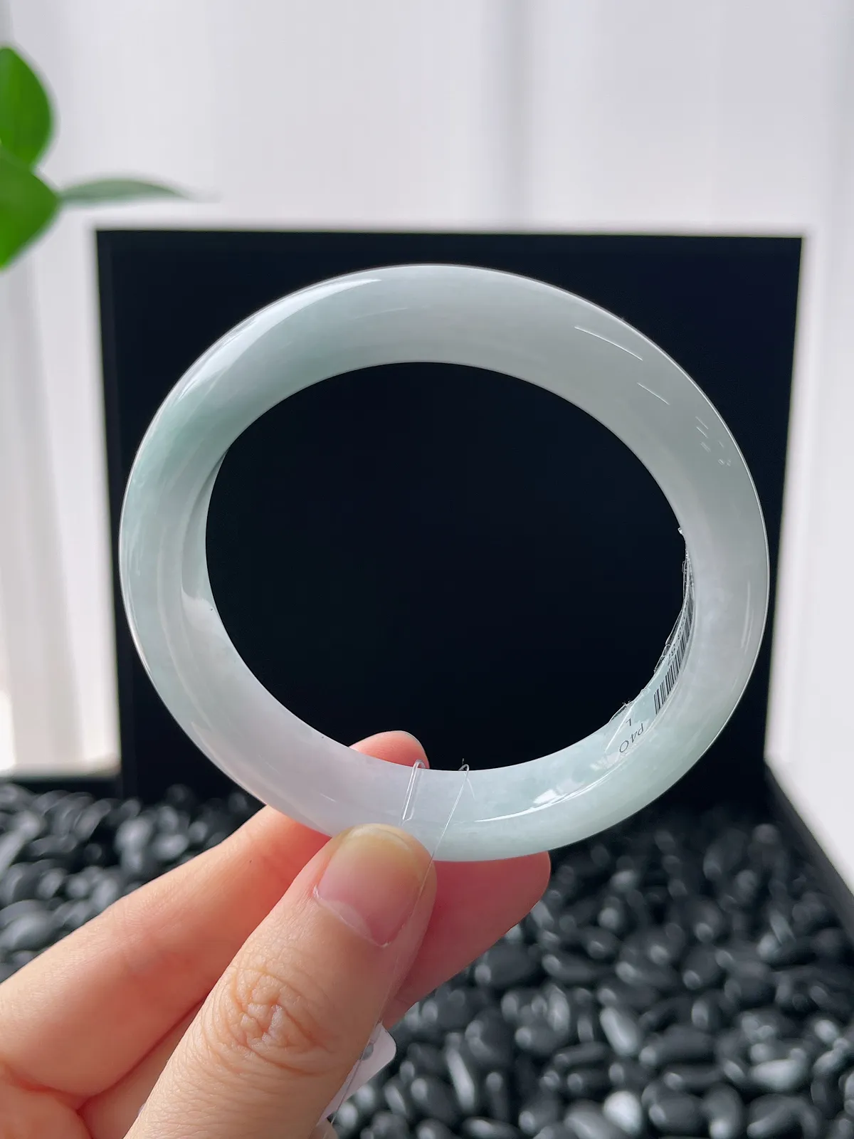 正圈54圈口，翡翠糯化种浅绿色手镯