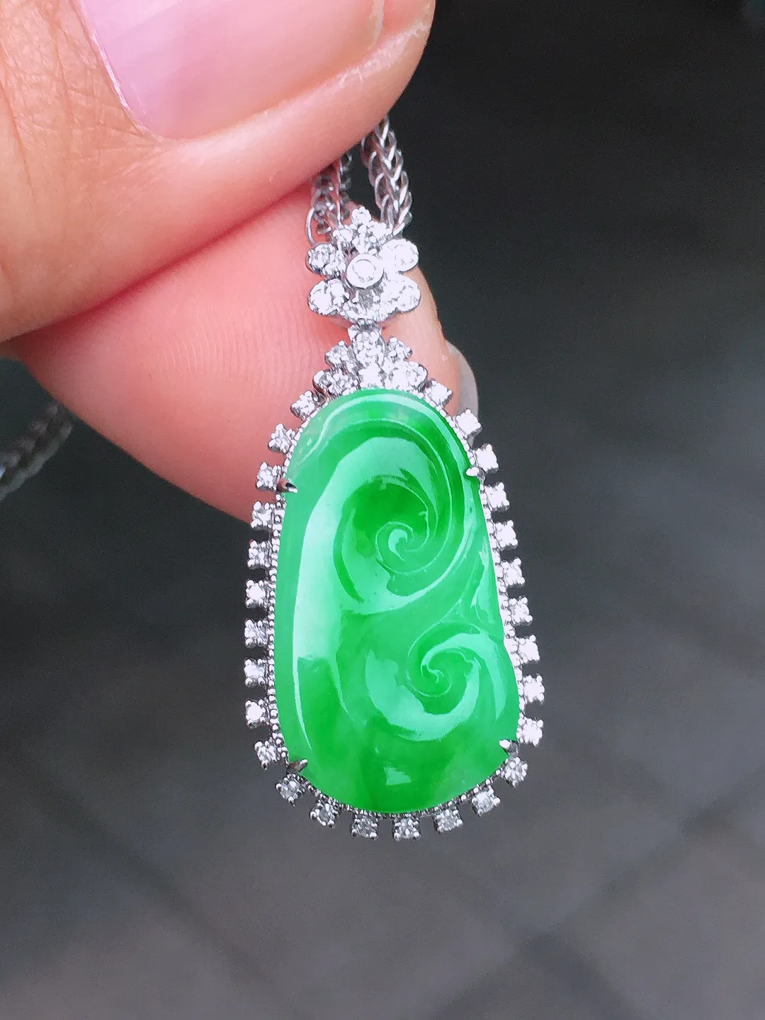 阳绿如意吊坠，色泽均匀艳丽，玉质细腻，荧光感超
强，饱满圆润，尽显优雅气质，18k
金豪华镶嵌