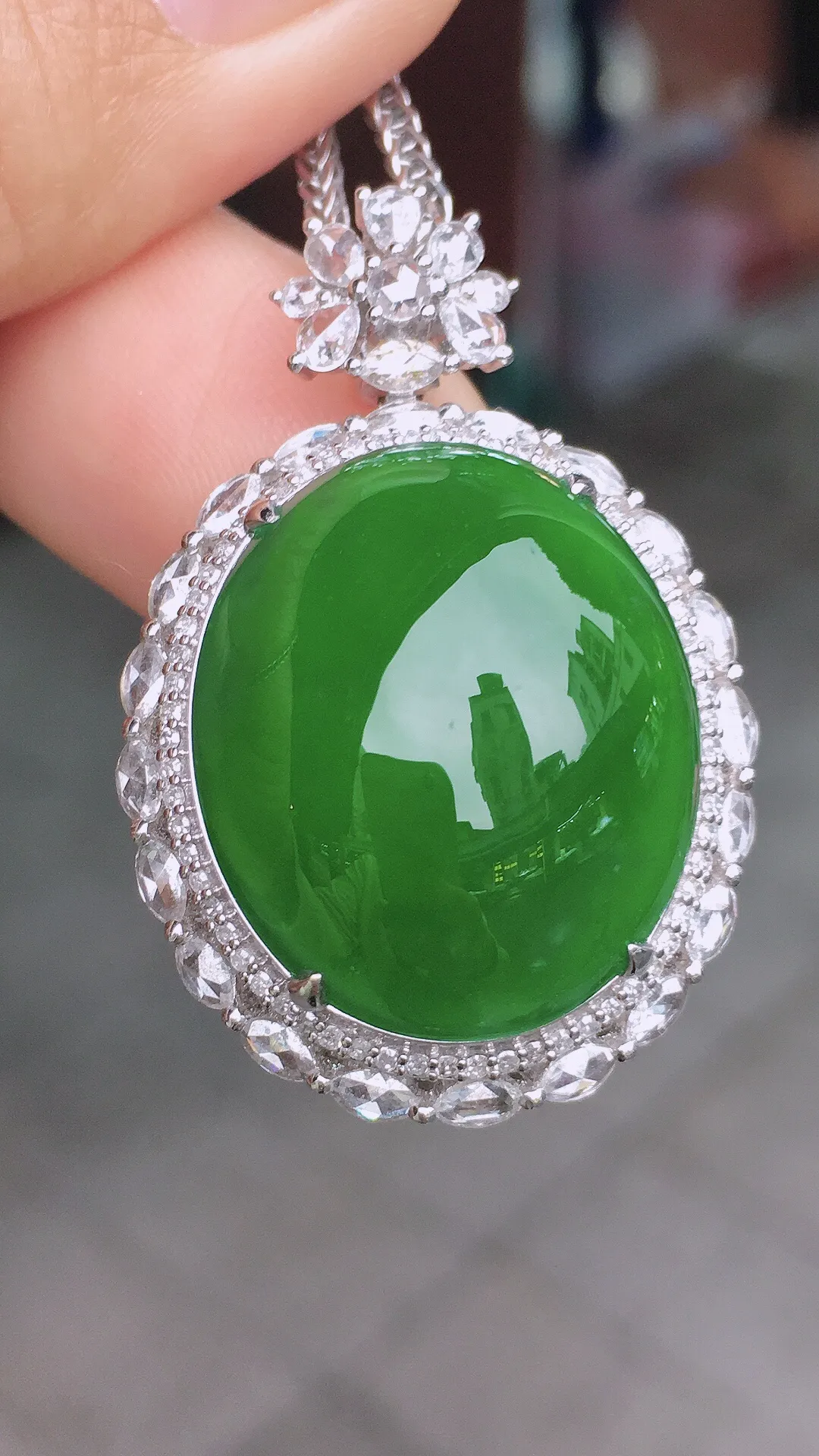 阳绿蛋面吊坠，色泽均匀艳丽，玉质细腻，荧光感超
强，饱满圆润，尽显优雅气质，18k
金豪华镶嵌