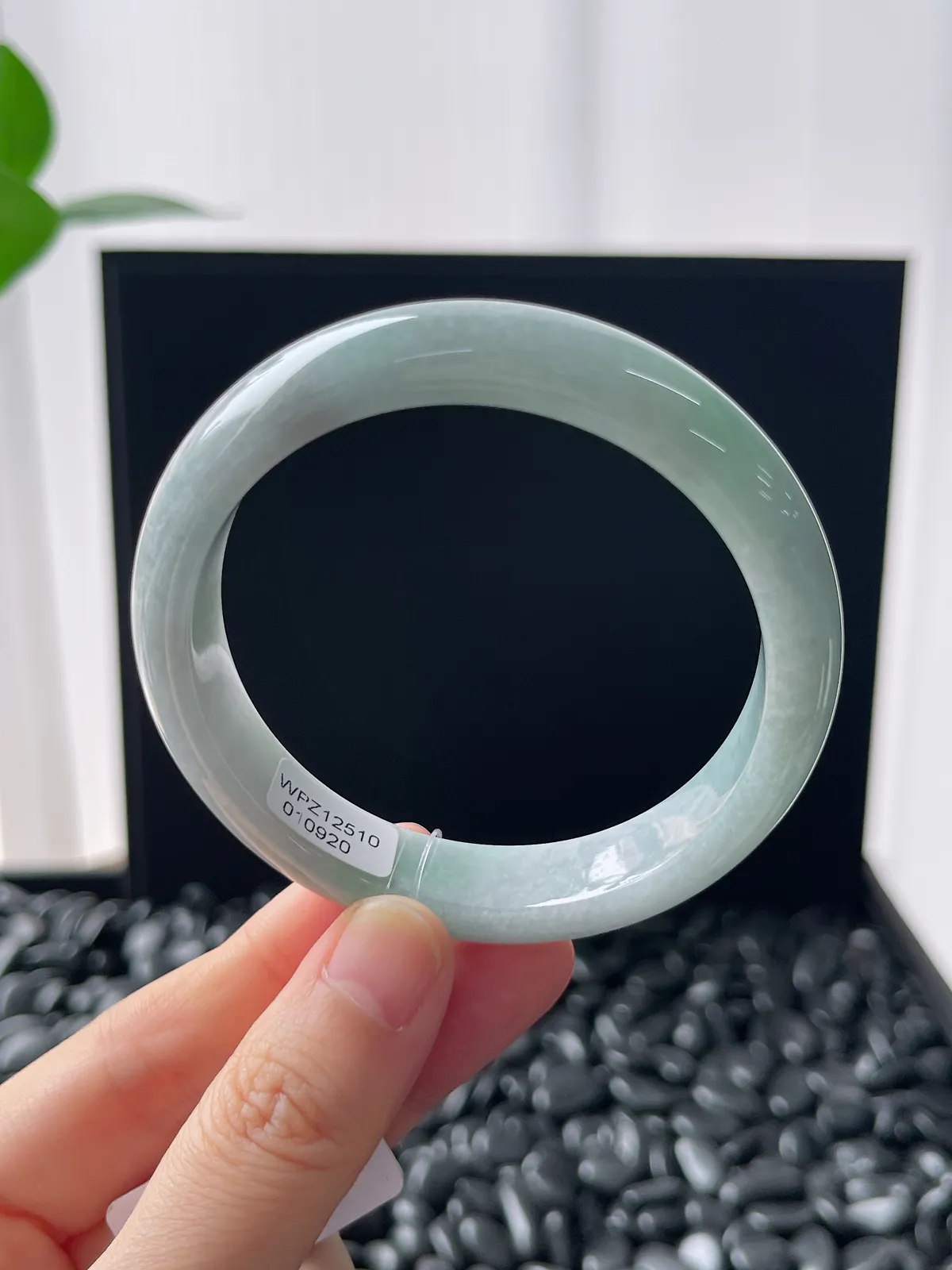 正圈55.5圈口，翡翠糯化种浅绿色手镯