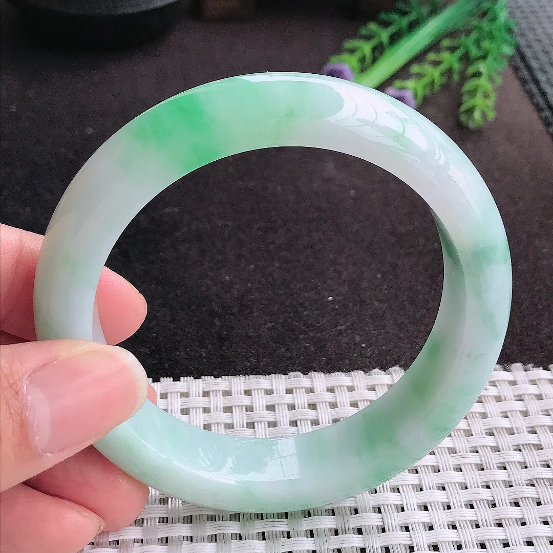 天然A货翡翠57.8/14.2/9.2老坑精美温润飘绿手镯宽边玉手镯