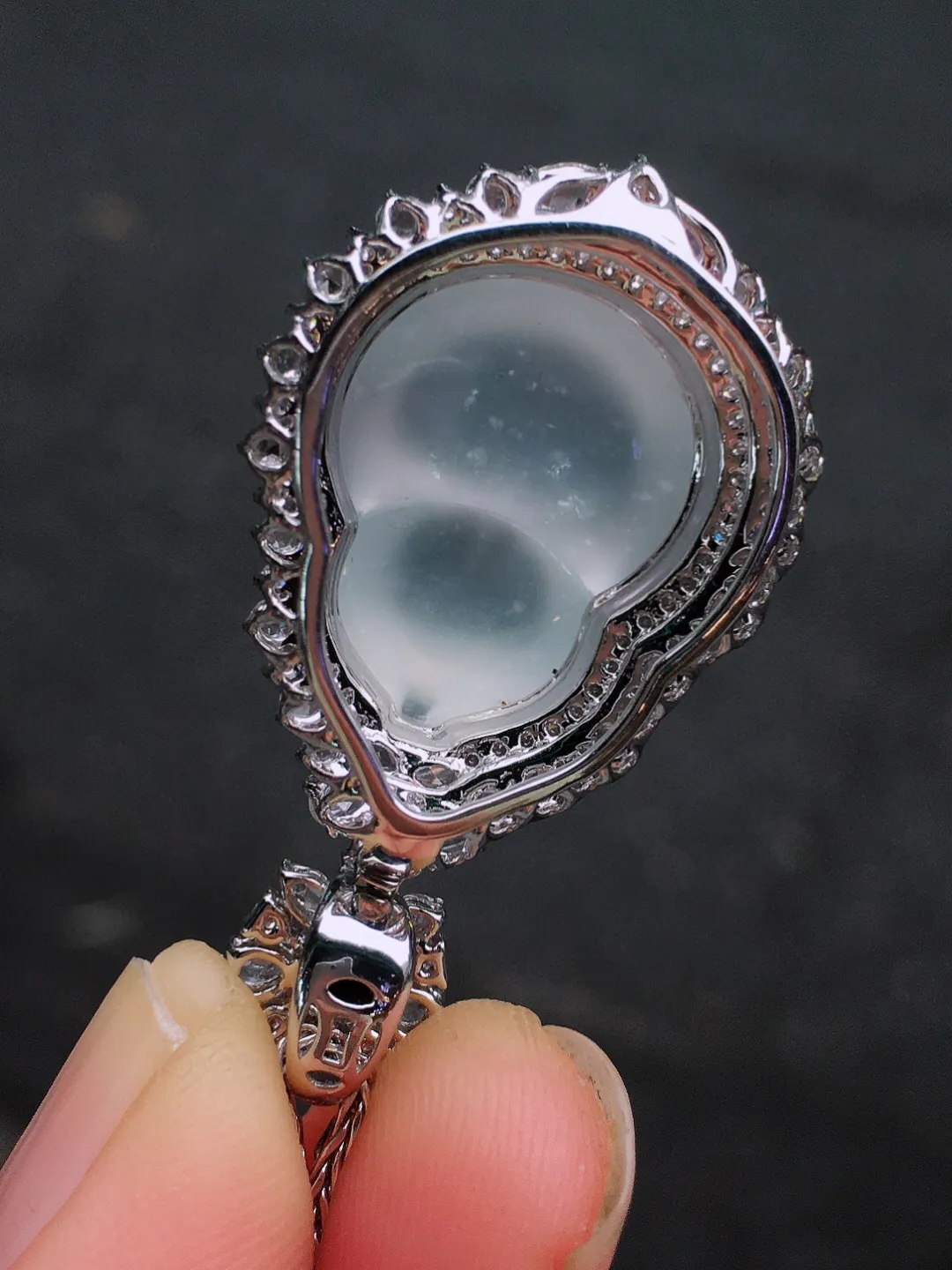 冰种葫芦吊坠，玉质细腻，荧光感超
强，饱满圆润，尽显优雅气质，18k
金豪华镶嵌