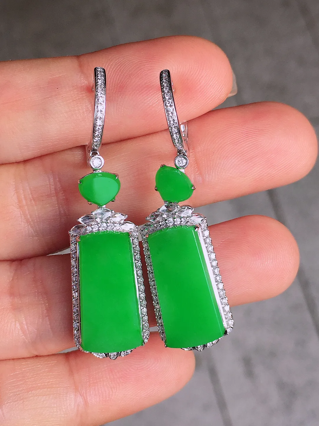 阳绿无事牌耳坠，色泽均匀艳丽，玉质细腻，荧光感超
强，饱满圆润，尽显优雅气质，18k
金豪华镶嵌