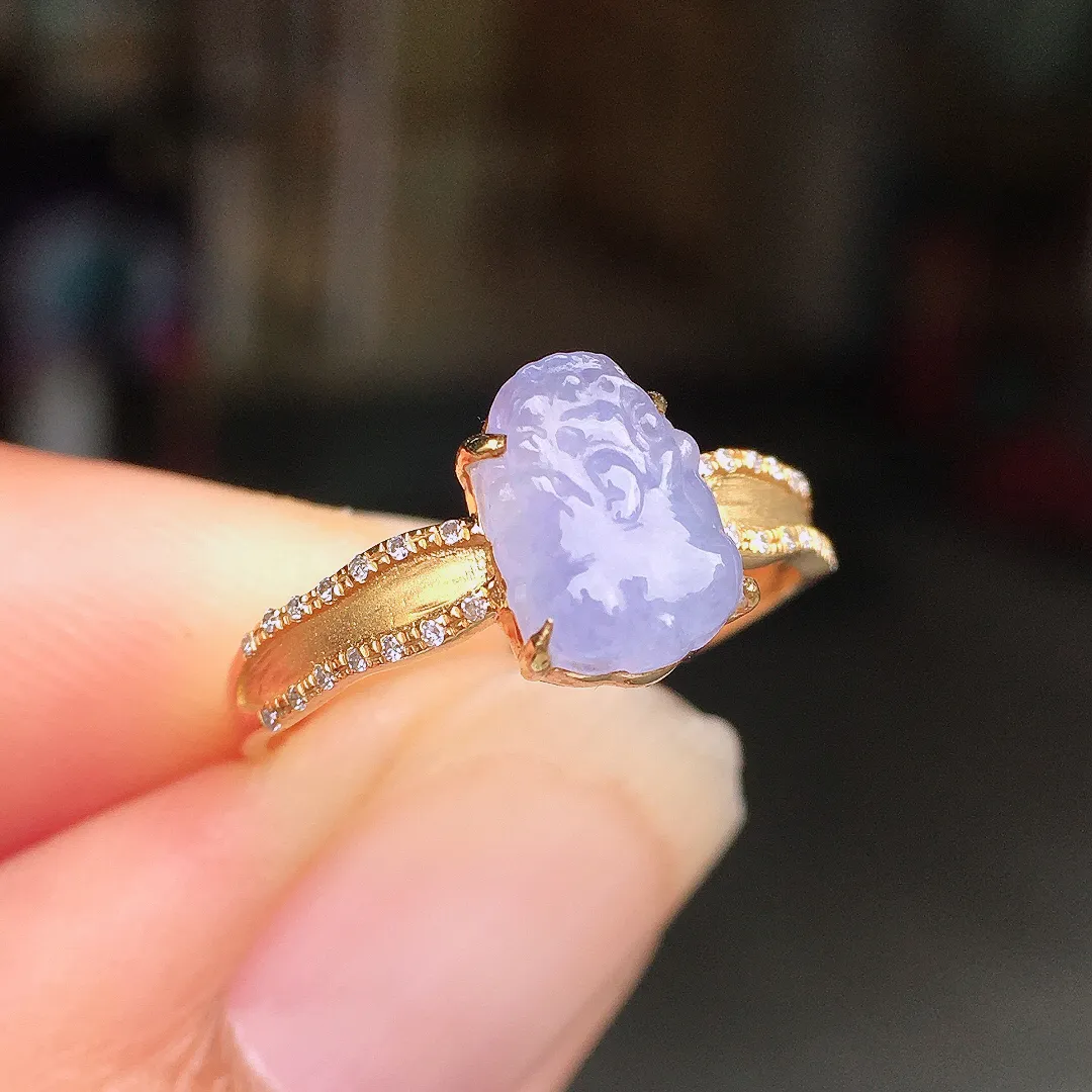 紫罗兰貔貅戒指，色泽均匀艳丽，玉质细腻，荧光感超
强，饱满圆润，尽显优雅气质，18k
金豪华镶嵌