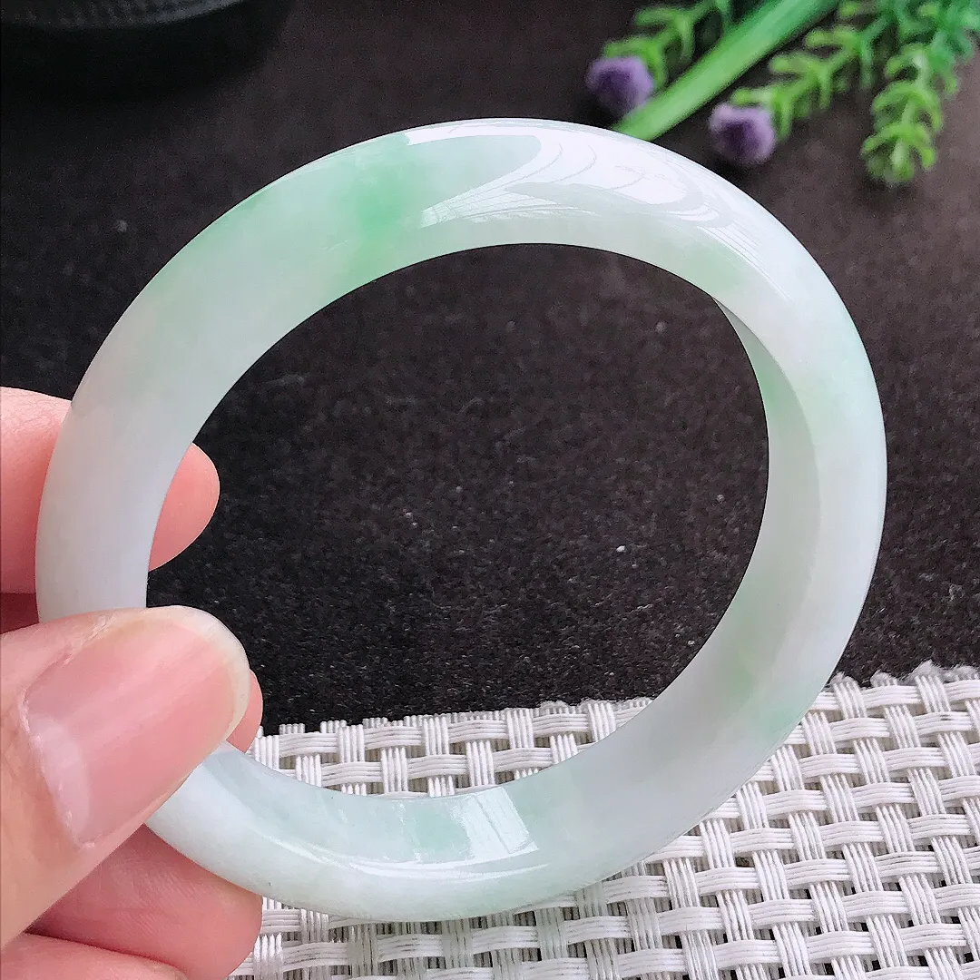 天然A货翡翠55.5/12.3/7.9老坑清爽冰润飘绿手镯宽边玉手镯