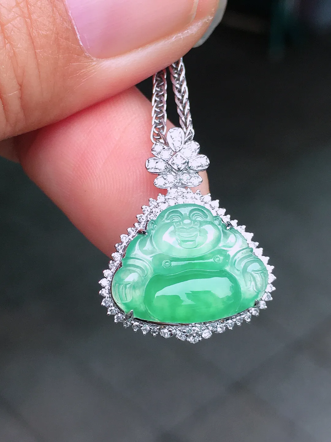 飘绿佛公吊坠，色泽艳丽，玉质细腻，荧光感超
强，饱满圆润，尽显优雅气质，18k
金豪华镶嵌