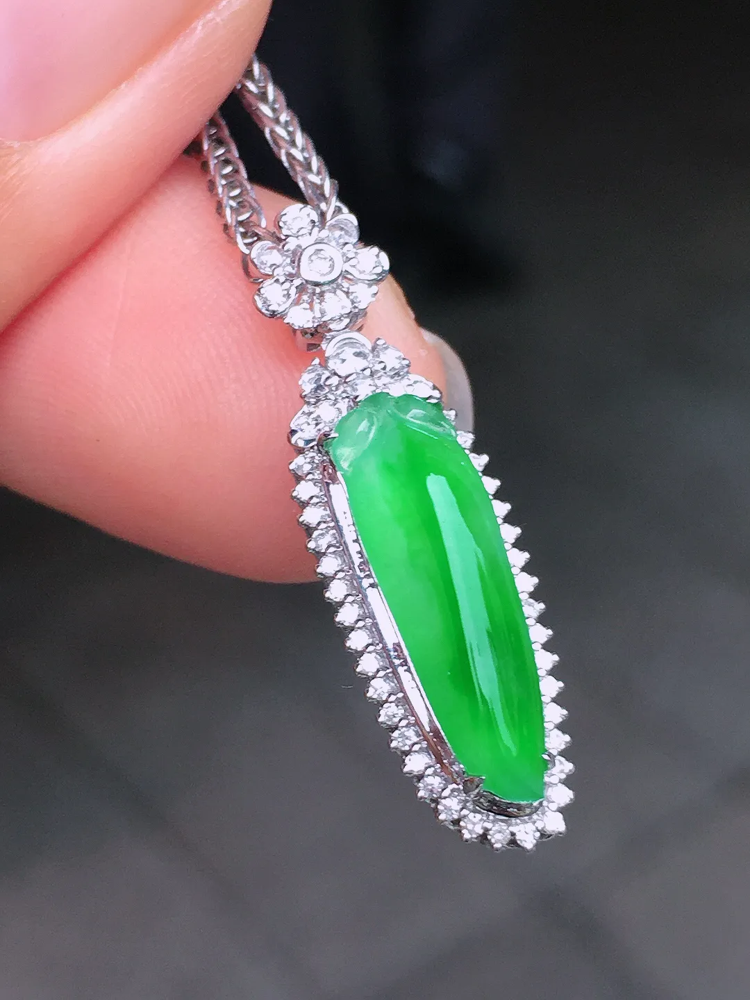 阳绿福瓜吊坠，色泽均匀艳丽，玉质细腻，荧光感超
强，饱满圆润，尽显优雅气质，18k
金豪华镶嵌