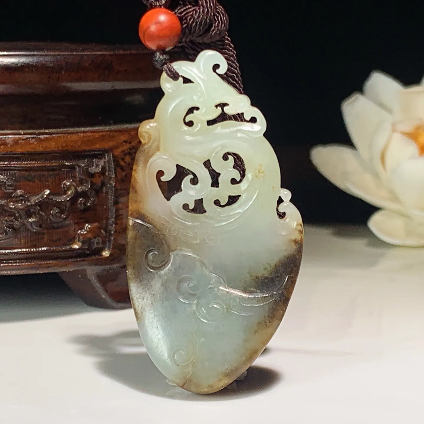 新疆和田玉籽料仿古龙凤呈祥挂件。尺寸53/28/9重18克。玉质细腻油润。手推出油。佩戴高端典雅。lt251201