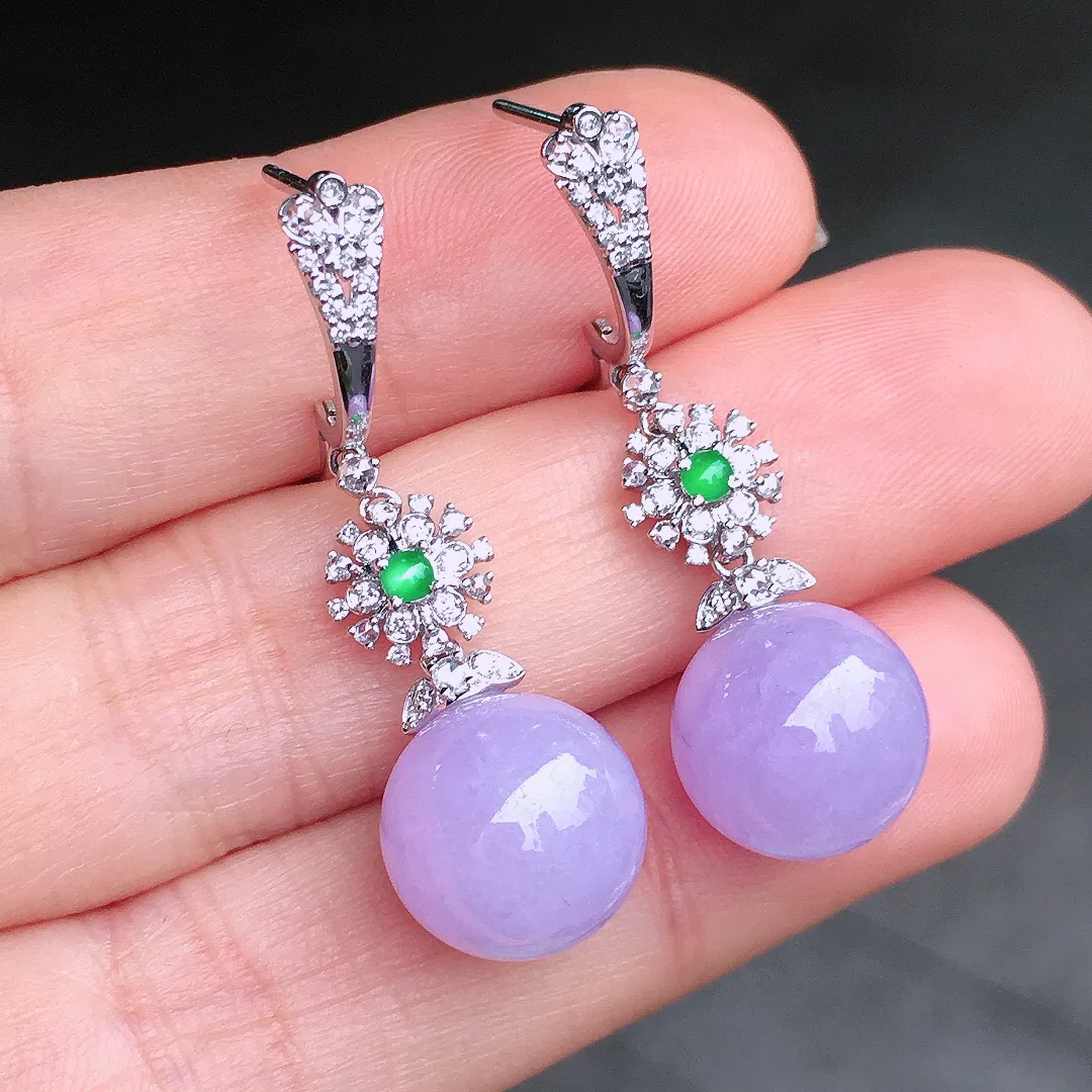 紫罗兰珠子耳坠，色泽均匀艳丽，玉质细腻，荧光感超
强，饱满圆润，尽显优雅气质，18k
金豪华镶嵌