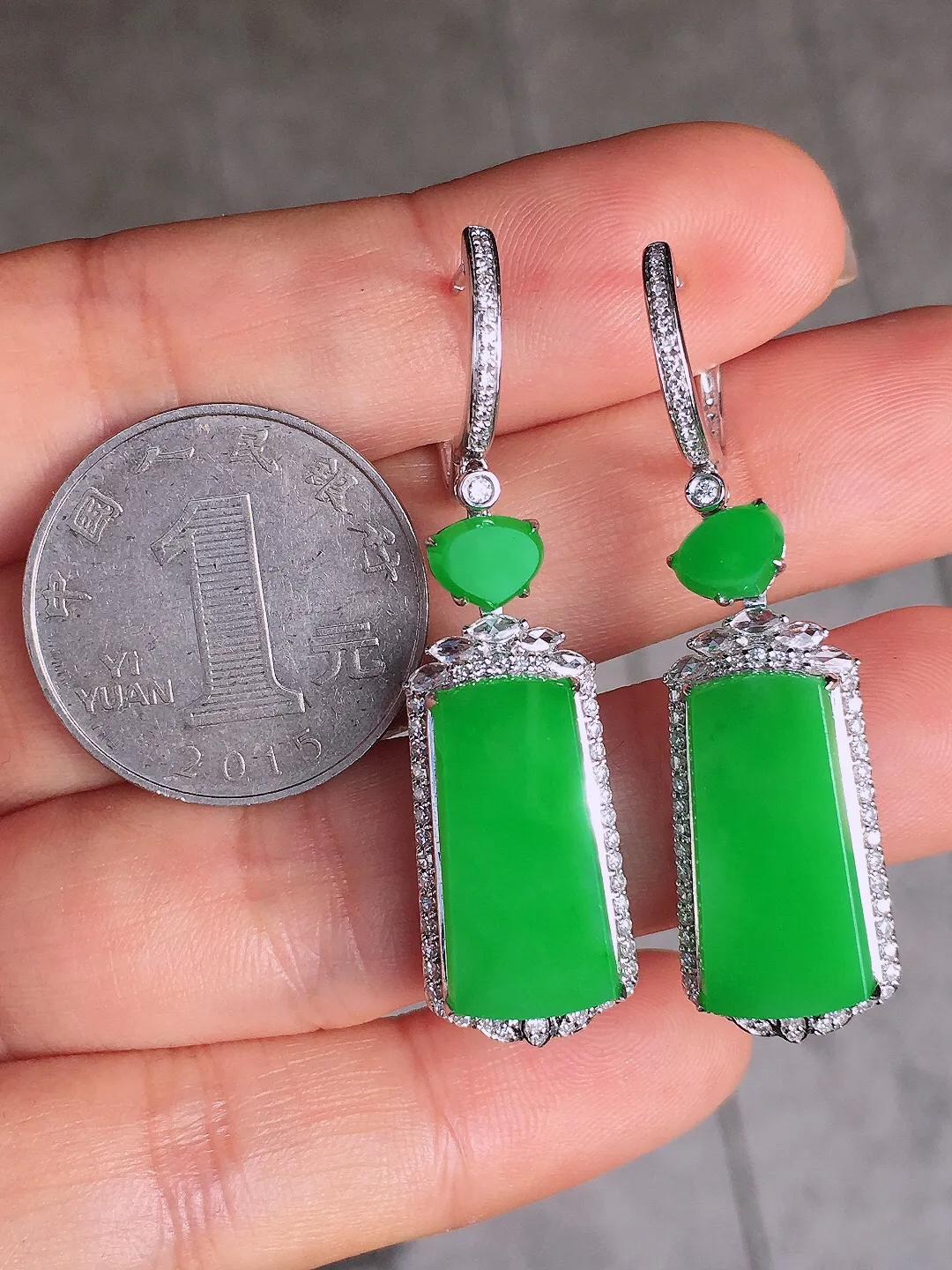 阳绿无事牌耳坠，色泽均匀艳丽，玉质细腻，荧光感超
强，饱满圆润，尽显优雅气质，18k
金豪华镶嵌