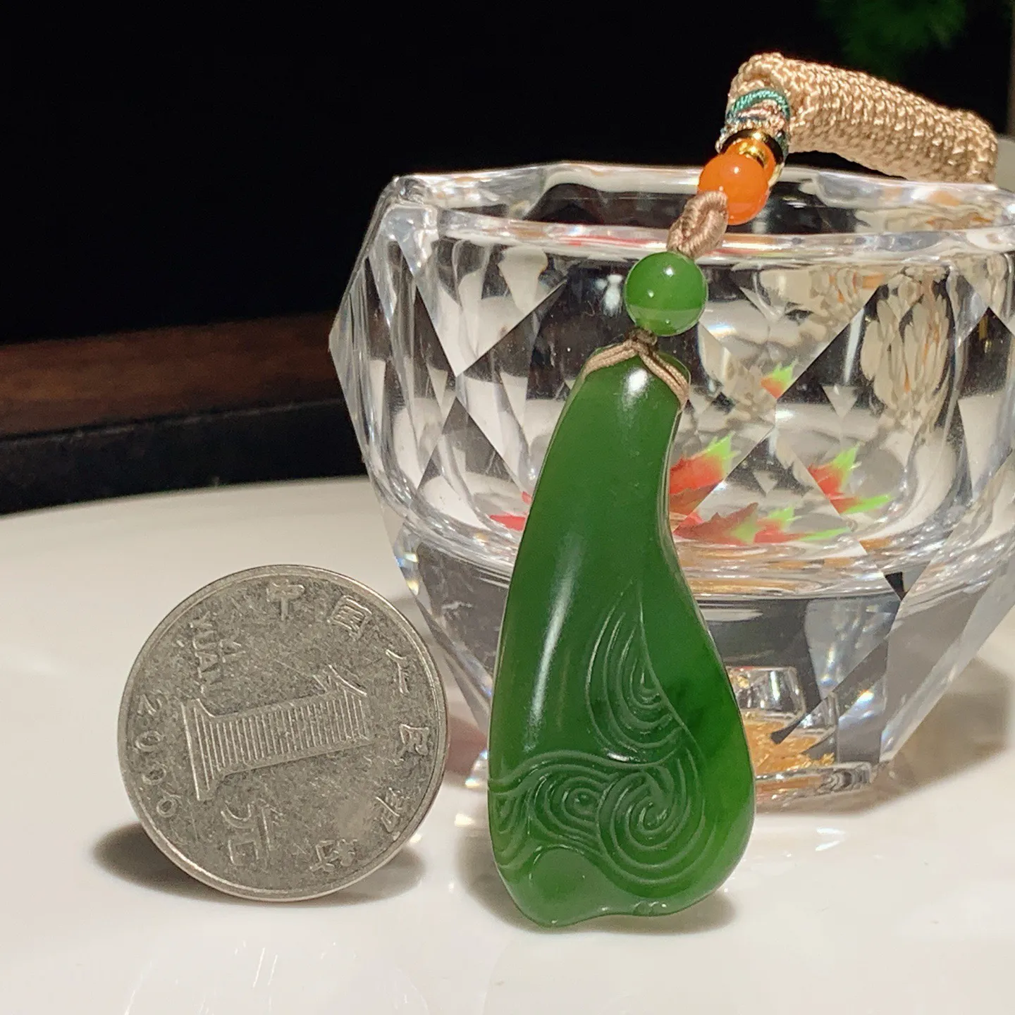 和田玉阳绿俄罗斯碧玉顺丰顺水随型挂件。尺寸43/20/9重11.8克。玉质细腻油润。手推出油。佩戴高端典雅。lt251201