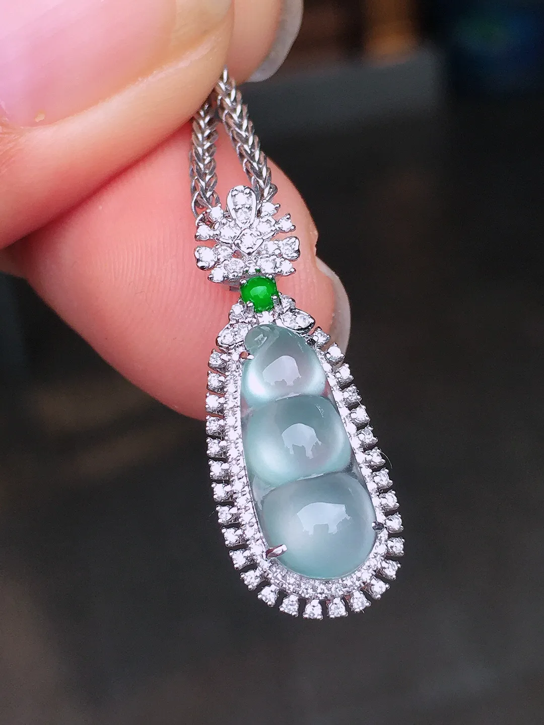 冰种福豆吊坠，玉质细腻，荧光感超
强，饱满圆润，尽显优雅气质，18k
金豪华镶嵌