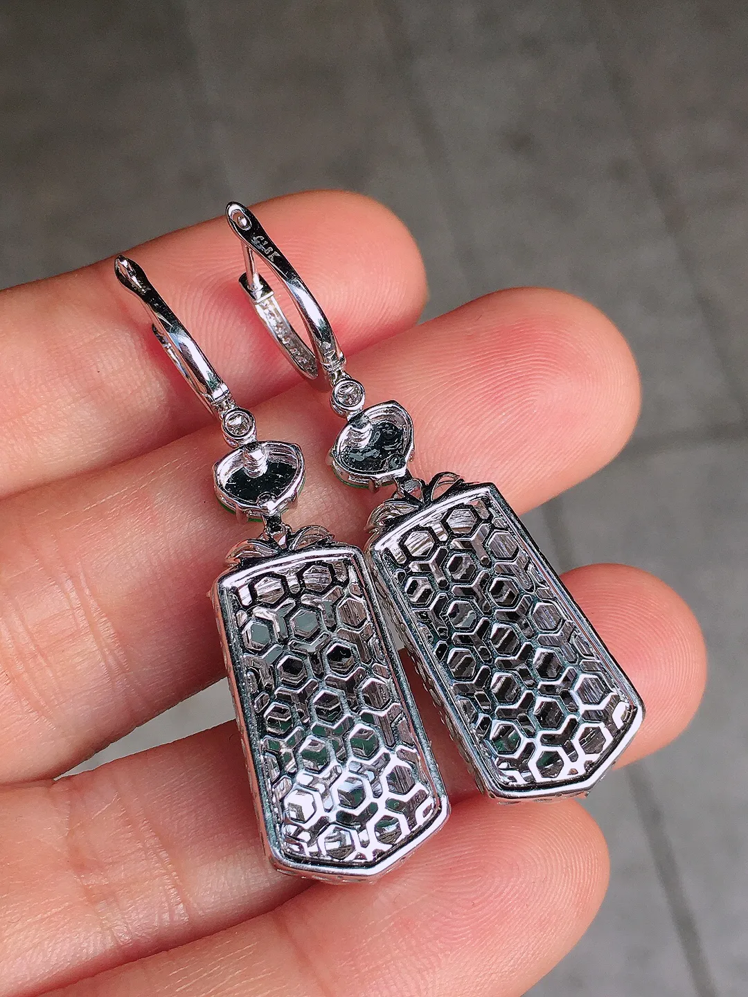 阳绿无事牌耳坠，色泽均匀艳丽，玉质细腻，荧光感超
强，饱满圆润，尽显优雅气质，18k
金豪华镶嵌