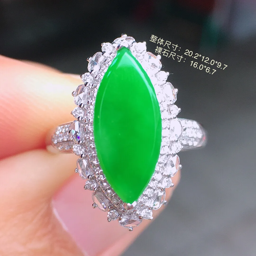 阳绿马眼戒指，色泽均匀艳丽，玉质细腻，荧光感超
强，饱满圆润，尽显优雅气质，18k
金豪华镶嵌