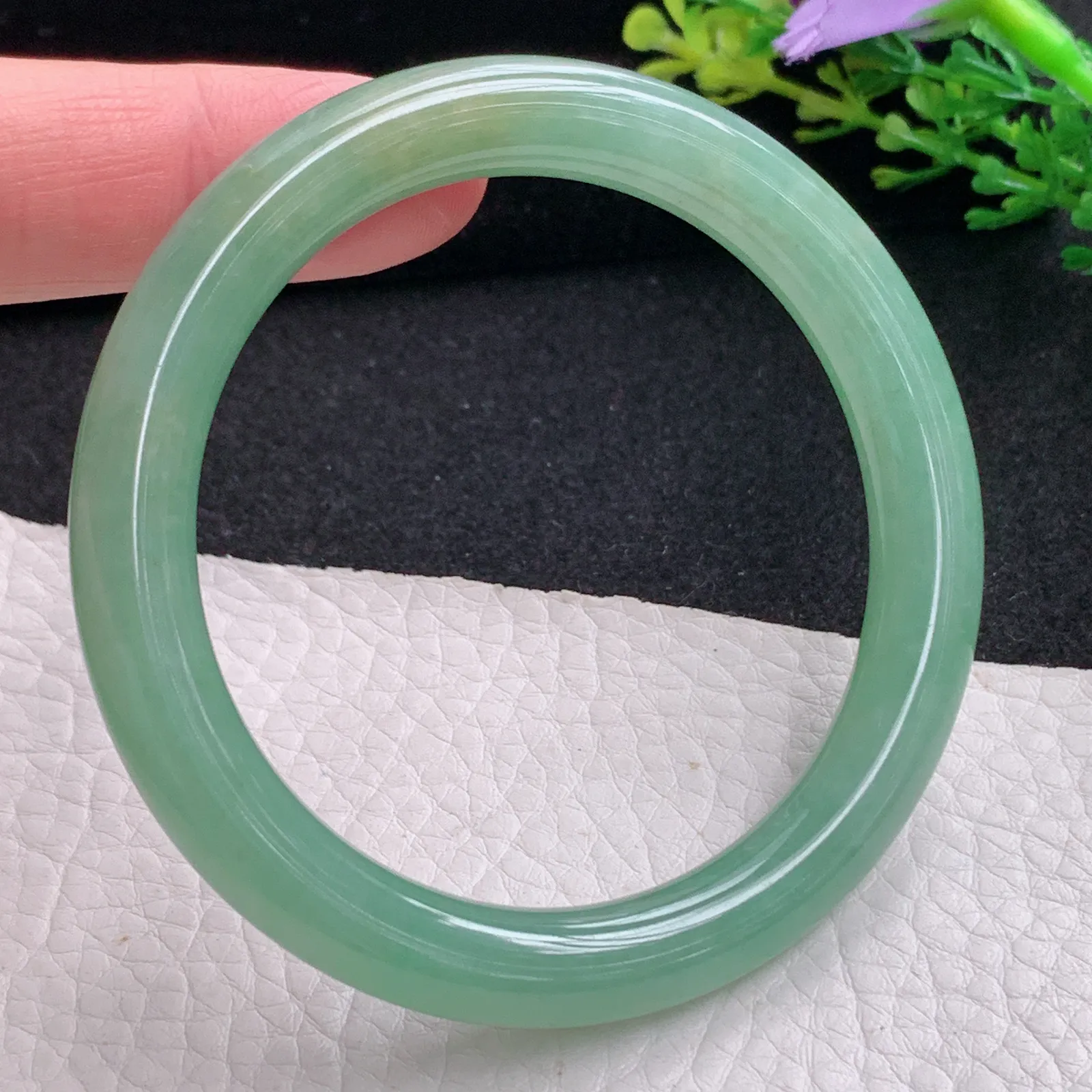 n自然光54*8.8叮当镯 缅甸翡翠a货玉手镯黄加绿圆条玉手环