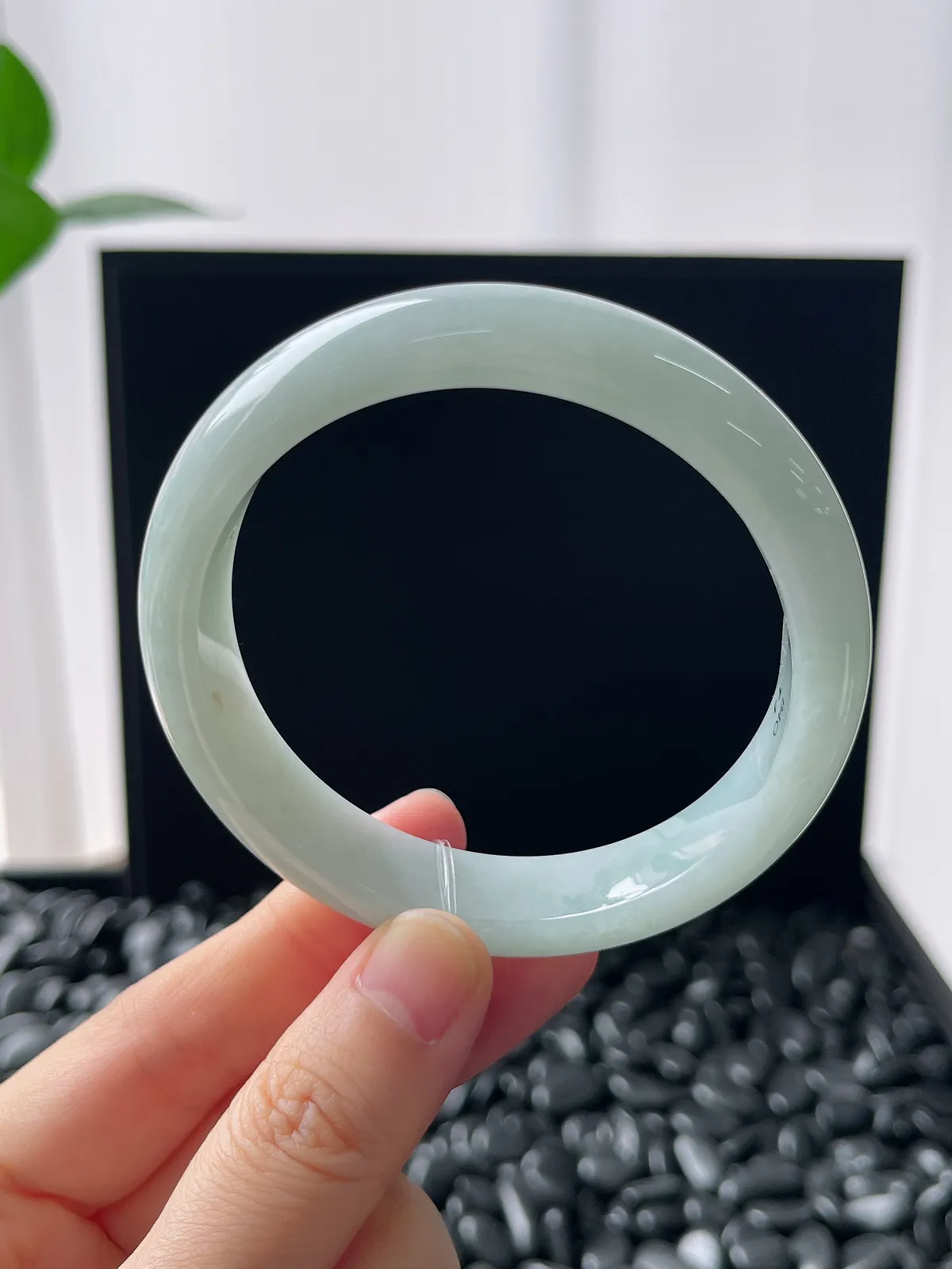 正圈56.5圈口，翡翠糯化种浅绿色手镯