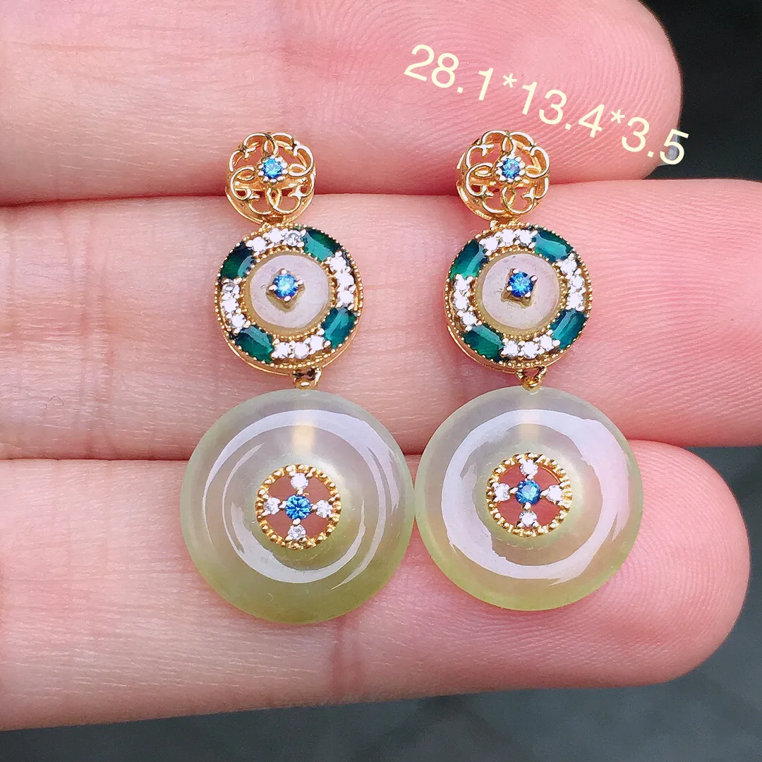 黄翡平安扣耳坠，色泽均匀艳丽，玉质细腻，荧光感超
强，饱满圆润，尽显优雅气质，18k
金豪华镶嵌