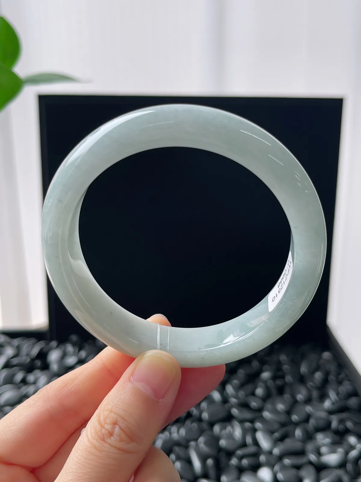 正圈58.4圈口，翡翠糯化种淡绿色手镯