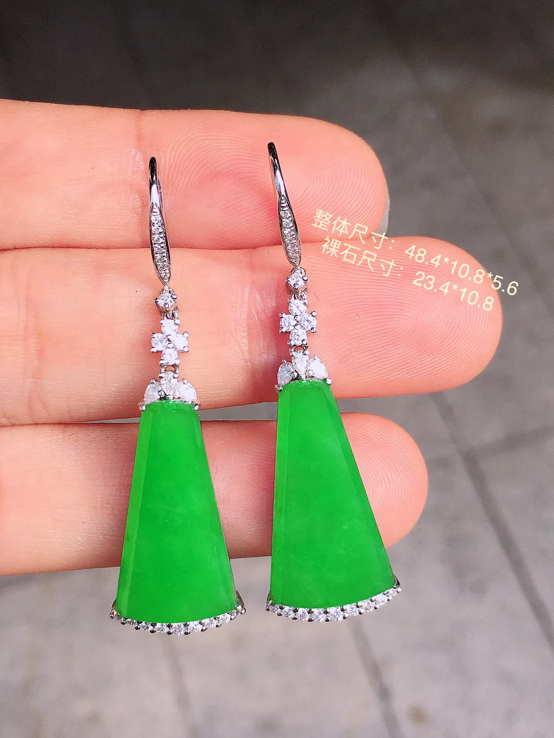 阳绿无事牌耳坠，色泽均匀艳丽，玉质细腻，荧光感超
强，饱满圆润，尽显优雅气质，18k
金豪华镶嵌