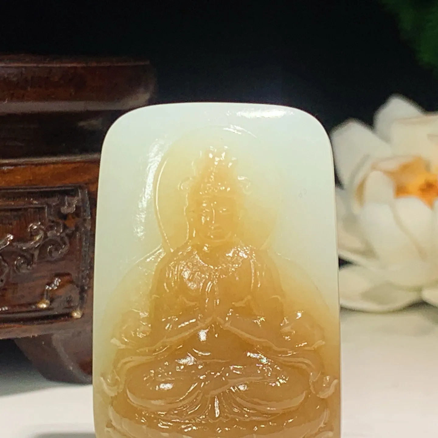 新疆和田玉且末糖坐莲观音牌挂件。尺寸47/31/15重43.6克。玉质细腻油润。手推出油。佩戴高端典雅。lt251201