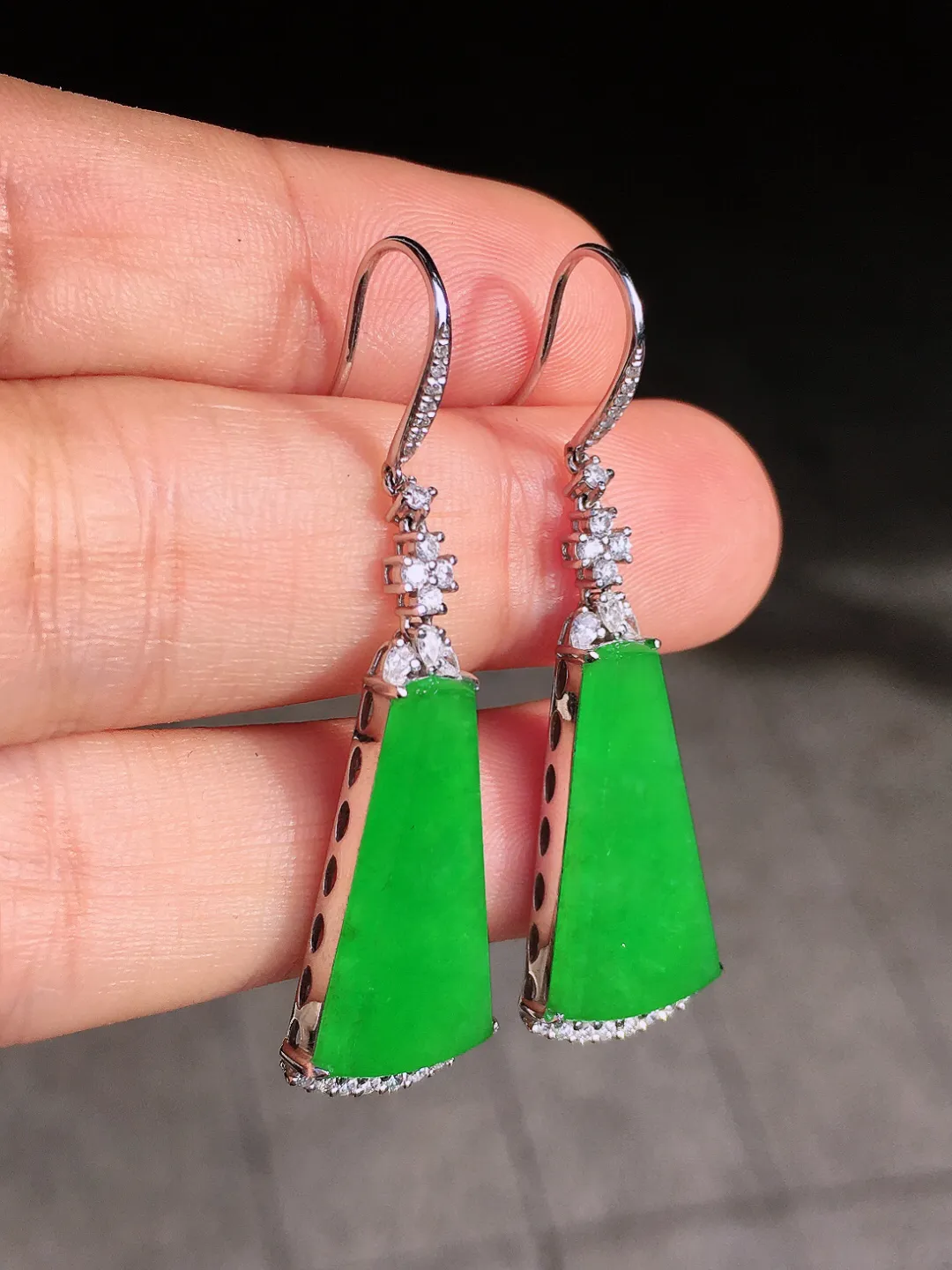 阳绿无事牌耳坠，色泽均匀艳丽，玉质细腻，荧光感超
强，饱满圆润，尽显优雅气质，18k
金豪华镶嵌